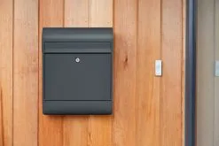 Mefa ME-FA POSTKASSE RUBY 864 SORT LILLE CYLINDER 350X450X150MM -Haveindretning Butik 2152592 5104696 ME FA POSTKASSE RUBY 864 SORT 2