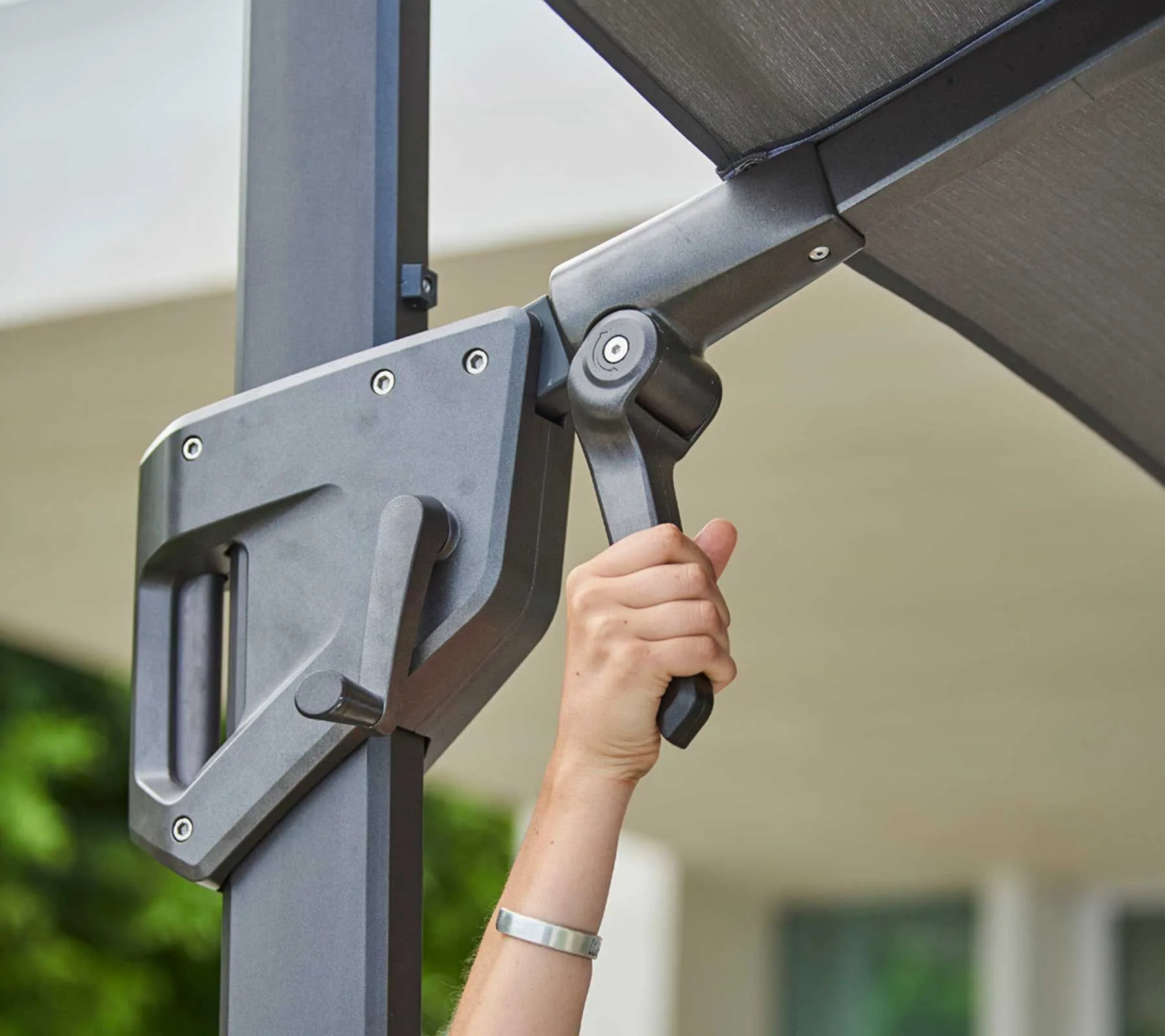 CANE-LINE HYDE HÆNGEPARASOL MED TILT 3X3M GRÅ ALU MED ANTRACIT DUG INKL FOD EXCL BALLAST 5 CANE-LINE HYDE HÆNGEPARASOL MED TILT 3X3M GRÅ ALU MED ANTRACIT DUG INKL FOD EXCL BALLAST - Billede 3